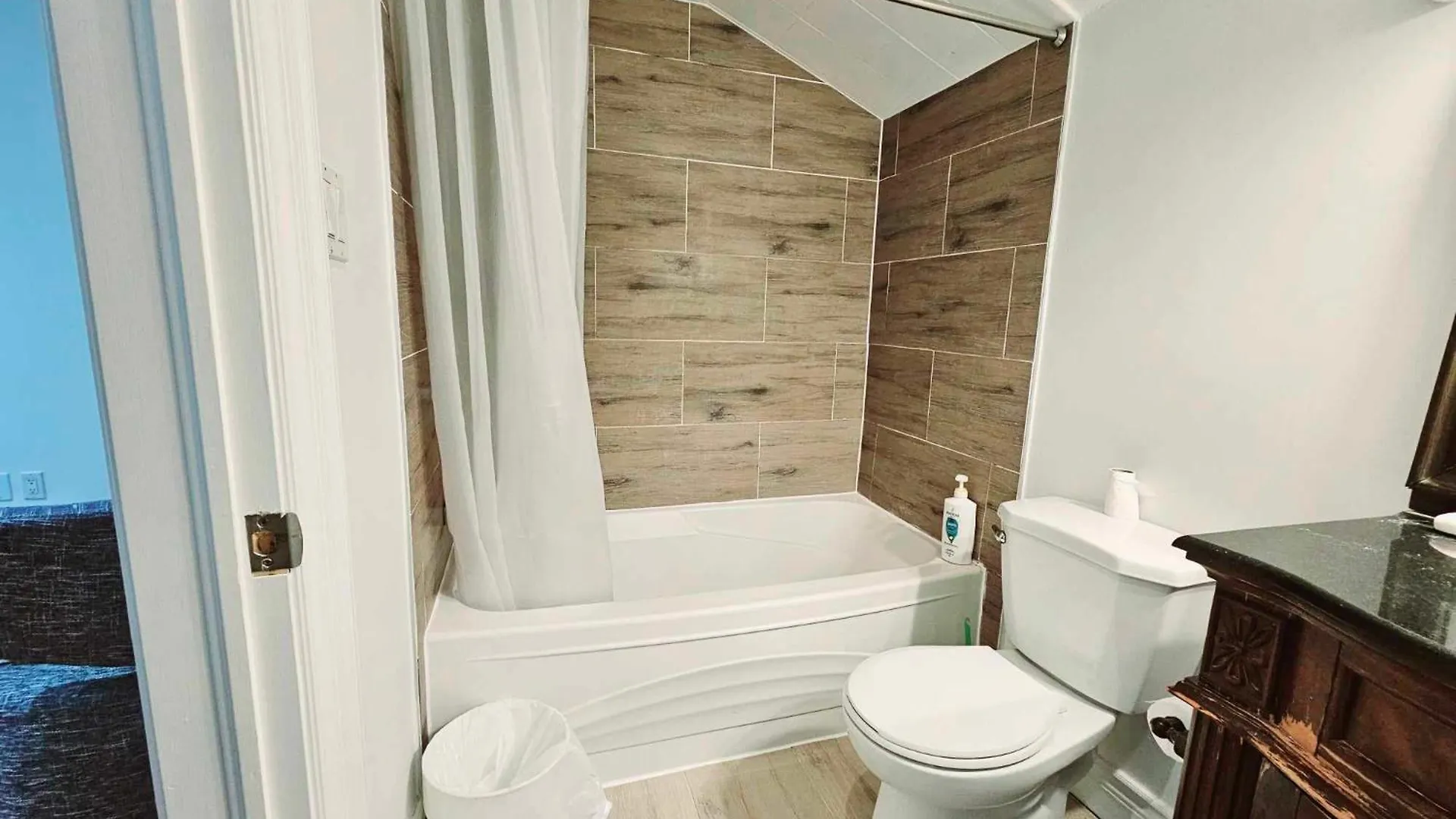 Beautiful Room At Yonge And Sheppard And North York Centre Toronto Homestay